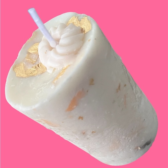 Luxurious White and Gold Scented Candle🕯️ (with donut on top) NO OFFERS - Picture 4 of 7